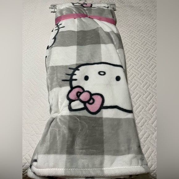 Hello Kitty Blanket - Picture 3 of 5